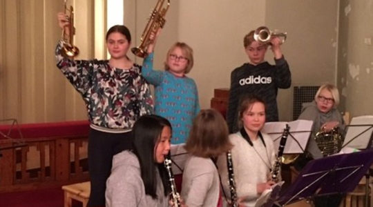 Karusellikonsertissa esiintyviä musiiikkiopiston oppilaita