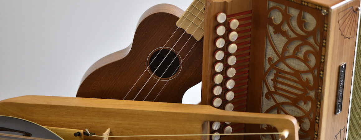 Mandoliini, jouhikko, ukulele ja 2-rivinen haitari samassa kuvassa