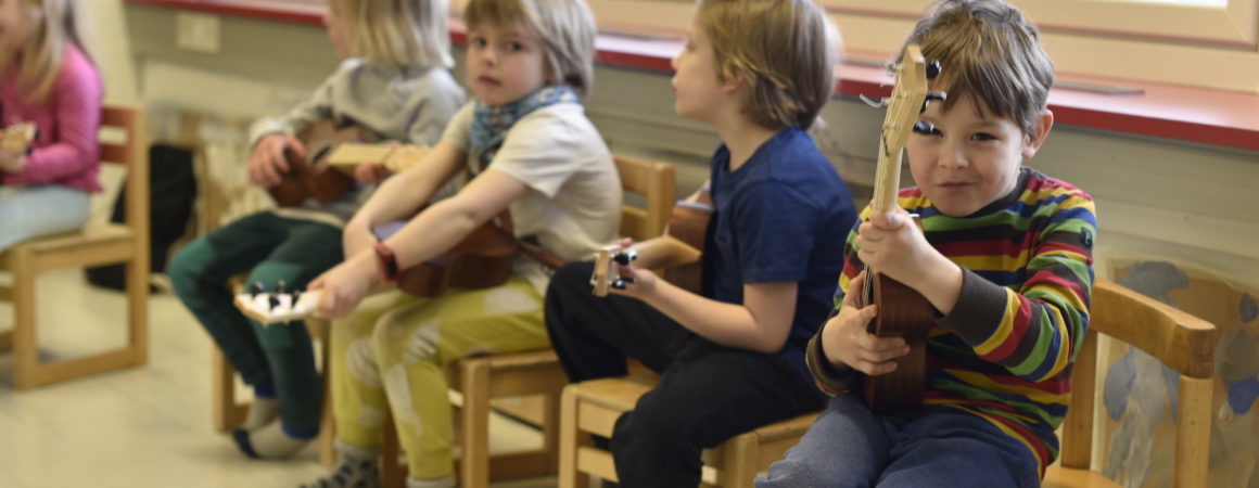Lapsia soittamassa ukulelea