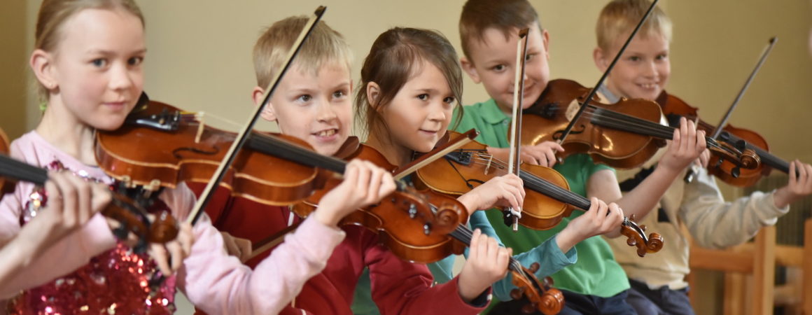 Opiston nuoria viulunsoittajia soittamassa yhdessä