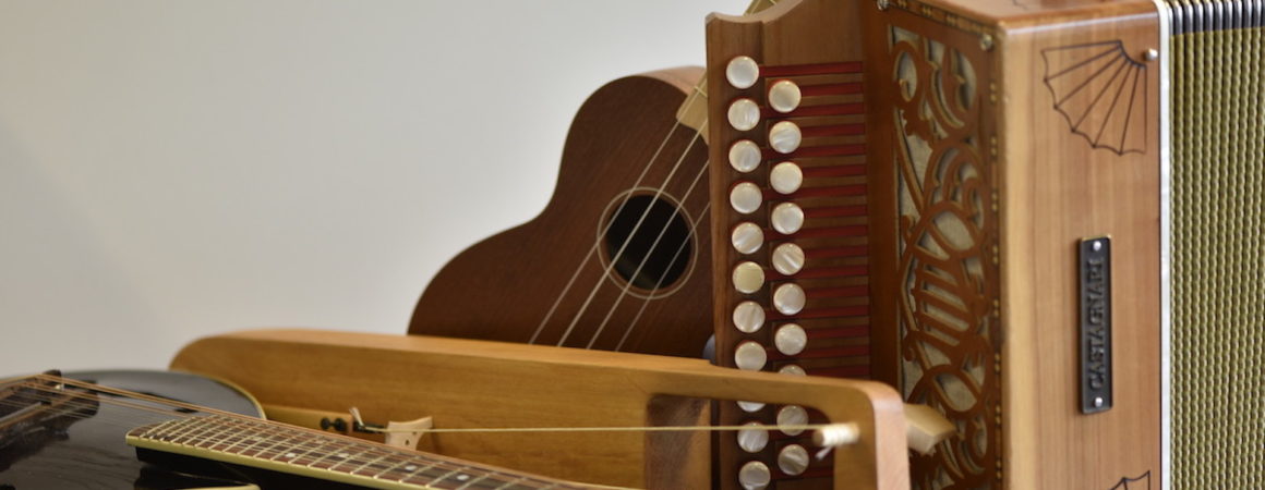 Mandoliini, jouhikko, ukulele ja 2-rivinen haitari samassa kuvassa
