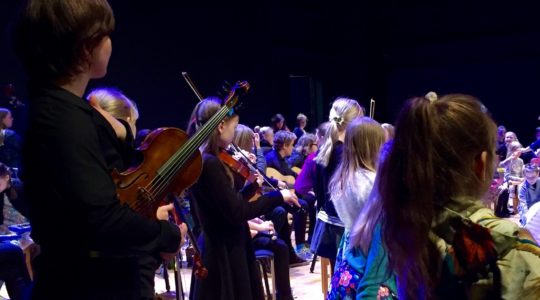 Viuluopettaja Saija Teirikangas ja nuoria viulisteja