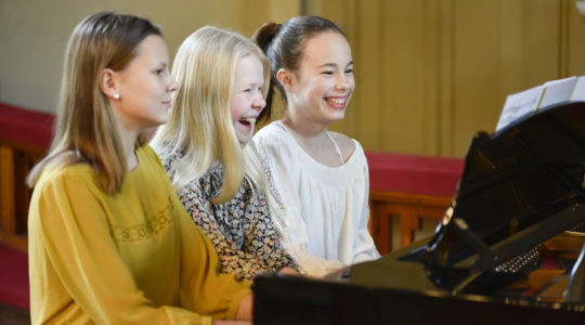 Kolme nauravaa pianistinuorta