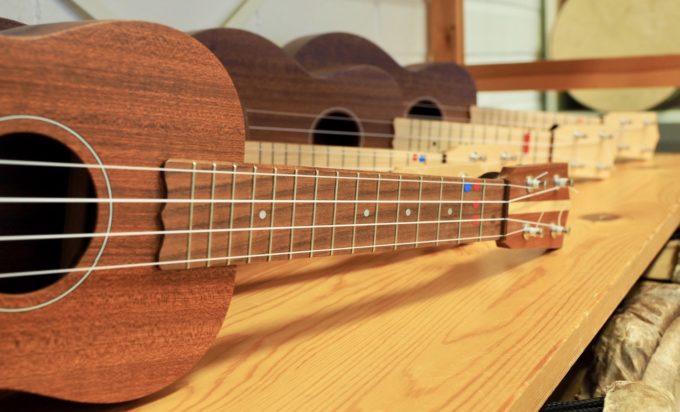 Ukuleleja rivissä hyllyllä