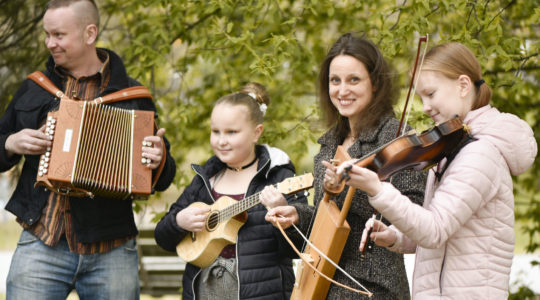 Kamulinjalaiset musisoivat