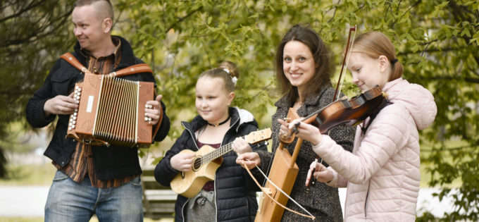 Kamulinjalaiset musisoivat