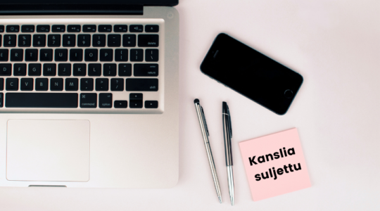 Toimistotarvikkeet, muistilapussa teksti "kanslia suljettu".